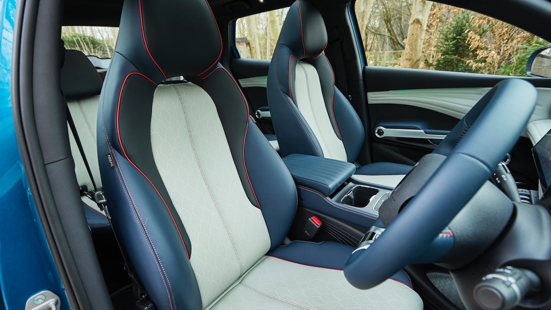 Đối thủ sừng sỏ của VF 7 khi VinFast vào Indonesia: Đến từ 'ông trùm' số 1 thế giới, - Ảnh 9. Đối thủ sừng sỏ của VF 7 khi VinFast vào Indonesia: Đến từ 'ông trùm' số 1 thế giới, - Ảnh 9.