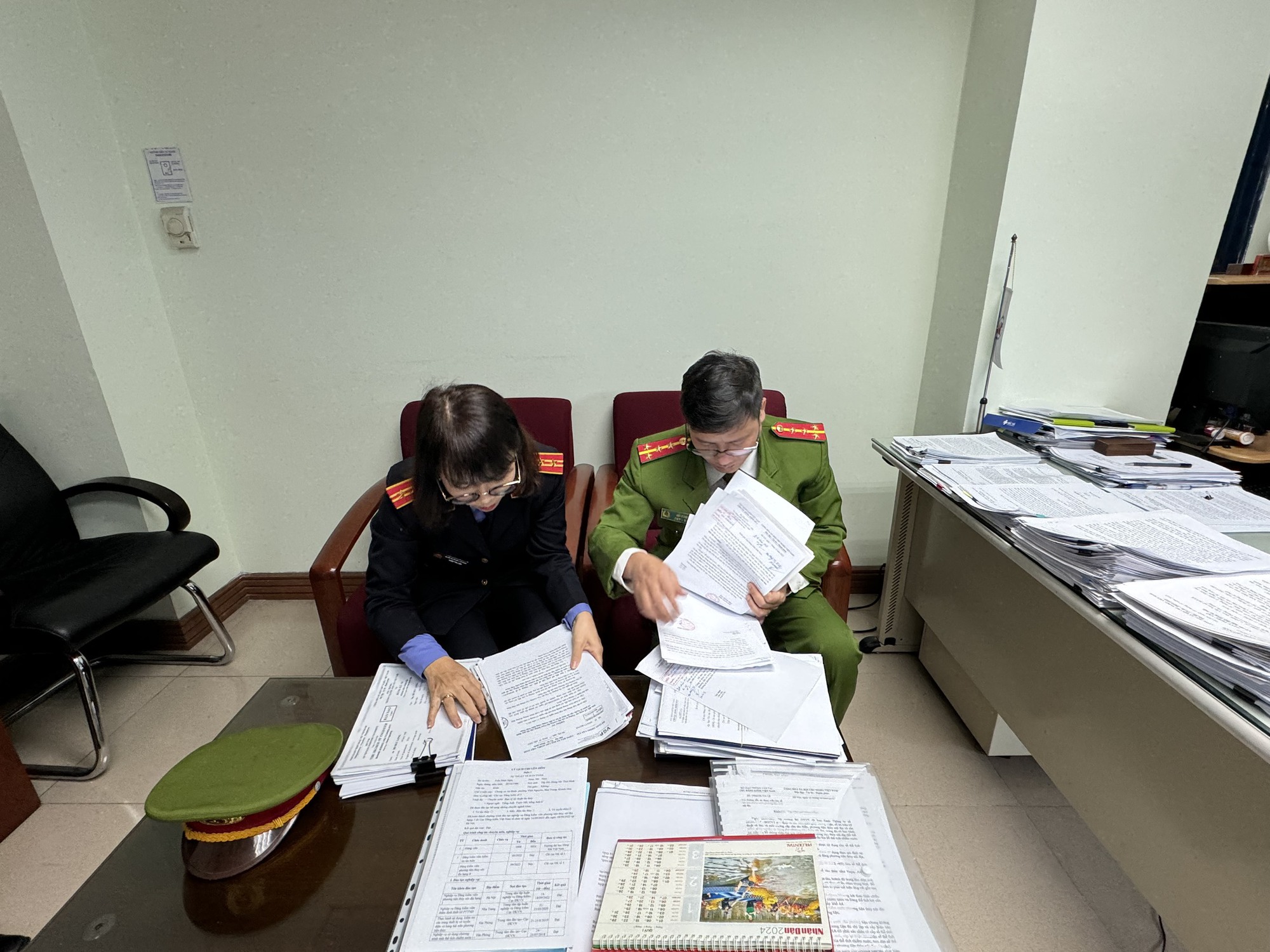 Khởi tố, bắt tạm giam Phó Cục Trưởng Cục Đăng kiểm Việt Nam- Ảnh 7. Khởi tố, bắt tạm giam Phó Cục Trưởng Cục Đăng kiểm Việt Nam- Ảnh 7.