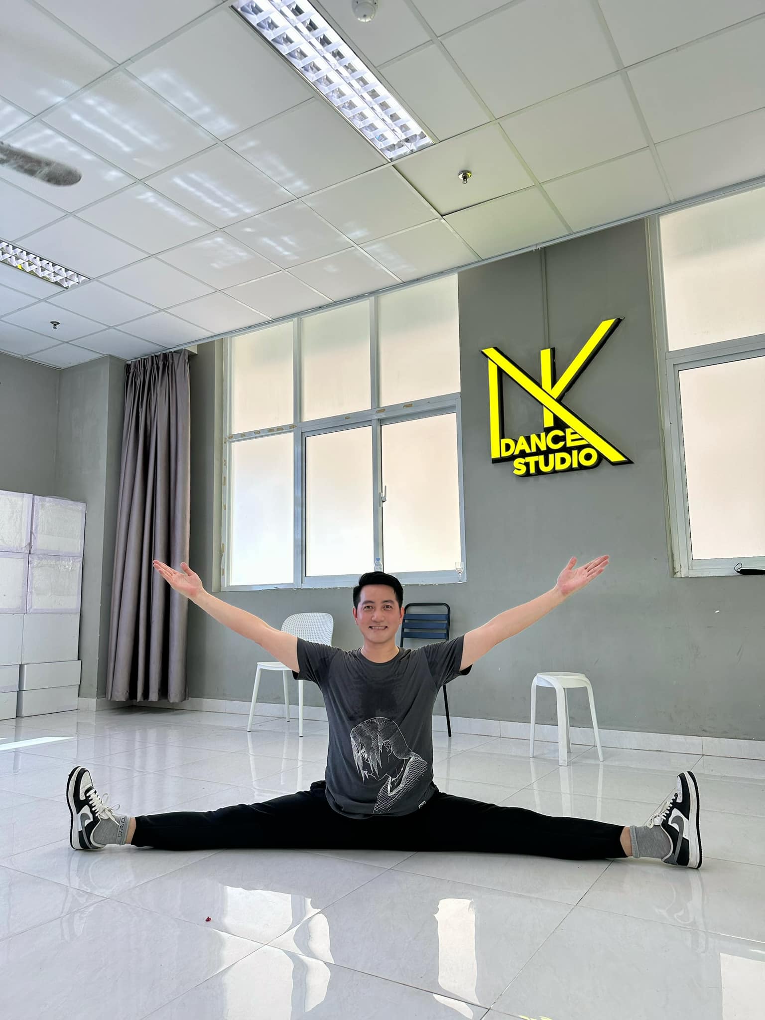 Nam ca sĩ Việt nổi tiếng: Tuổi 46 giàu có, đẹp trai, không vợ con dù đi đâu cũng có người tỏ tình- Ảnh 3. Nam ca sĩ Việt nổi tiếng: Tuổi 46 giàu có, đẹp trai, không vợ con dù đi đâu cũng có người tỏ tình- Ảnh 3.