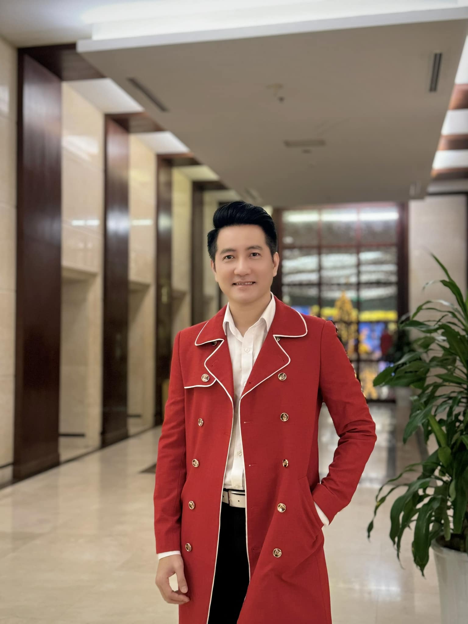Nam ca sĩ Việt nổi tiếng: Tuổi 46 giàu có, đẹp trai, không vợ con dù đi đâu cũng có người tỏ tình- Ảnh 6. Nam ca sĩ Việt nổi tiếng: Tuổi 46 giàu có, đẹp trai, không vợ con dù đi đâu cũng có người tỏ tình- Ảnh 6.