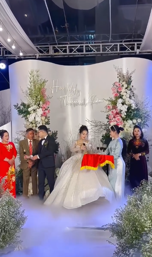 Mâm cỗ cưới 28 triệu của đại gia Quảng Ninh, rạp rộng 1000 mét vuông, cô dâu đeo vàng trĩu cổ- Ảnh 1. Mâm cỗ cưới 28 triệu của đại gia Quảng Ninh, rạp rộng 1000 mét vuông, cô dâu đeo vàng trĩu cổ- Ảnh 1.