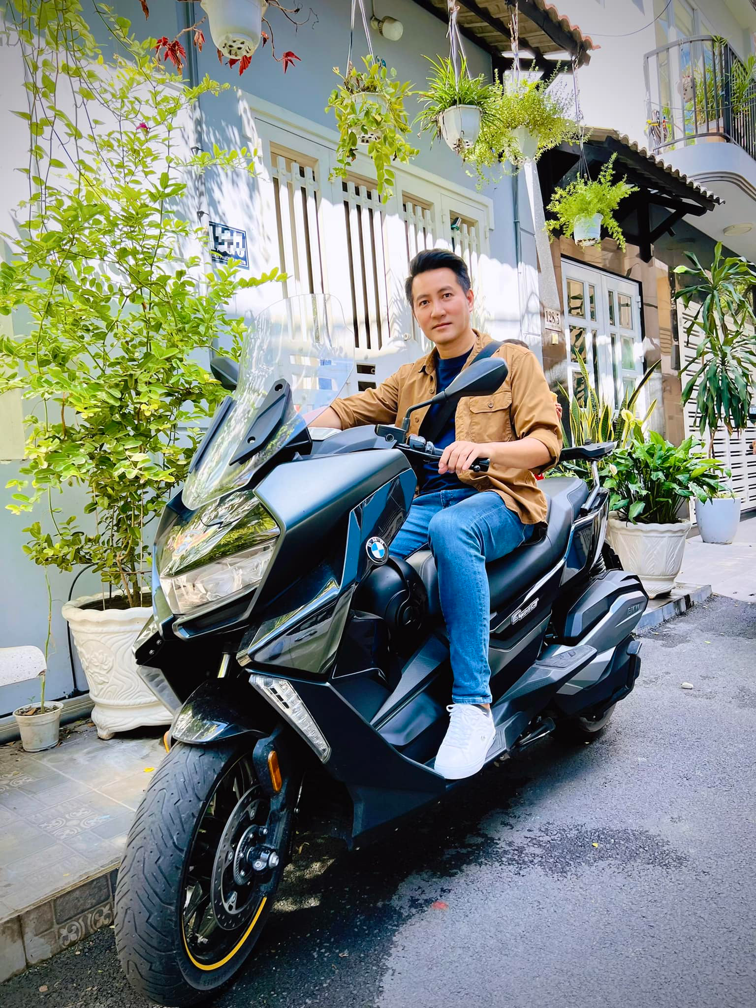 Nam ca sĩ Việt nổi tiếng: Tuổi 46 giàu có, đẹp trai, không vợ con dù đi đâu cũng có người tỏ tình- Ảnh 5. Nam ca sĩ Việt nổi tiếng: Tuổi 46 giàu có, đẹp trai, không vợ con dù đi đâu cũng có người tỏ tình- Ảnh 5.
