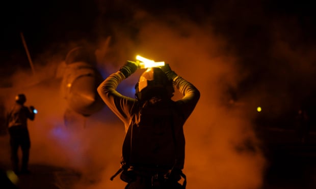 Houthi tuyên bố 'đánh trực tiếp' vào tàu chiến Mỹ, buộc 2 tàu thương mại phải rút khỏi Biển Đỏ- Ảnh 2. Houthi tuyên bố 'đánh trực tiếp' vào tàu chiến Mỹ, buộc 2 tàu thương mại phải rút khỏi Biển Đỏ- Ảnh 2.