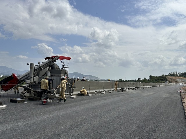 Cỗ máy đúc dải phân cách kiểu 'mỳ ăn liền' giúp thi công thần tốc tuyến cao tốc 11.808 tỷ đồng- Ảnh 3. Cỗ máy đúc dải phân cách kiểu 'mỳ ăn liền' giúp thi công thần tốc tuyến cao tốc 11.808 tỷ đồng- Ảnh 3.
