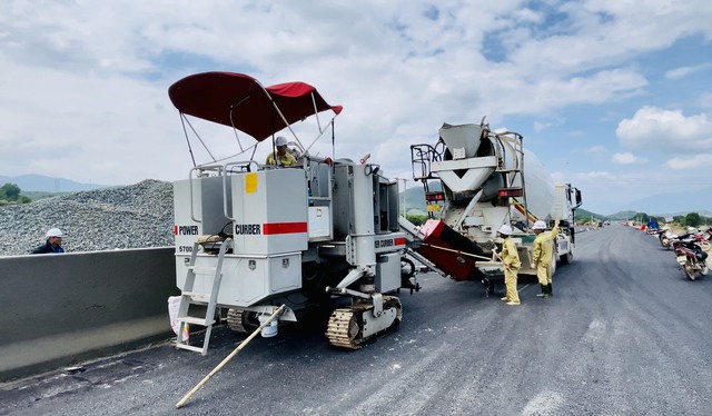 Cỗ máy đúc dải phân cách kiểu 'mỳ ăn liền' giúp thi công thần tốc tuyến cao tốc 11.808 tỷ đồng- Ảnh 1. Cỗ máy đúc dải phân cách kiểu 'mỳ ăn liền' giúp thi công thần tốc tuyến cao tốc 11.808 tỷ đồng- Ảnh 1.