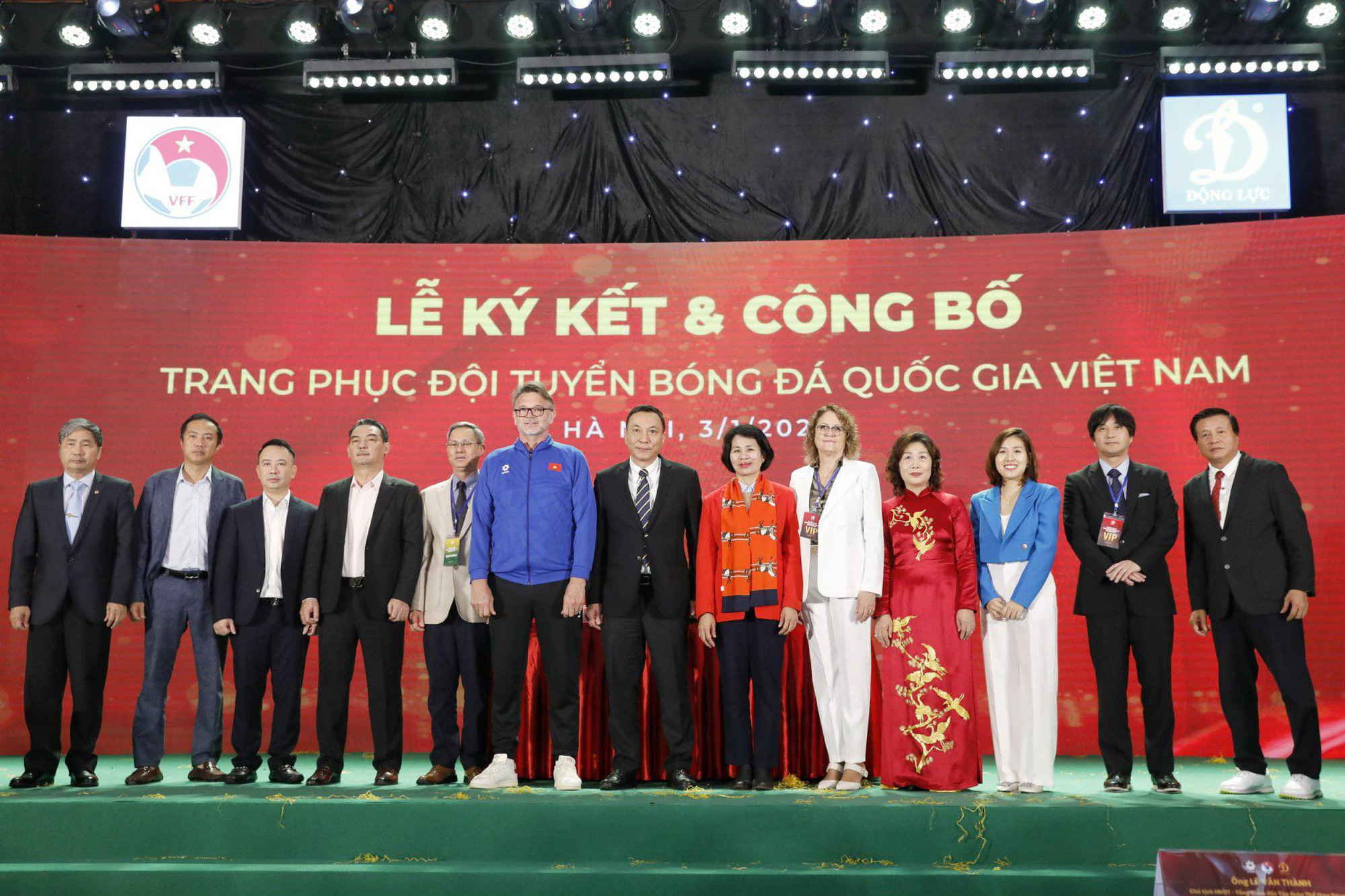 Trước thềm VCK Asian Cup 2023, ĐTVN ra mắt áo đấu mới- Ảnh 1.