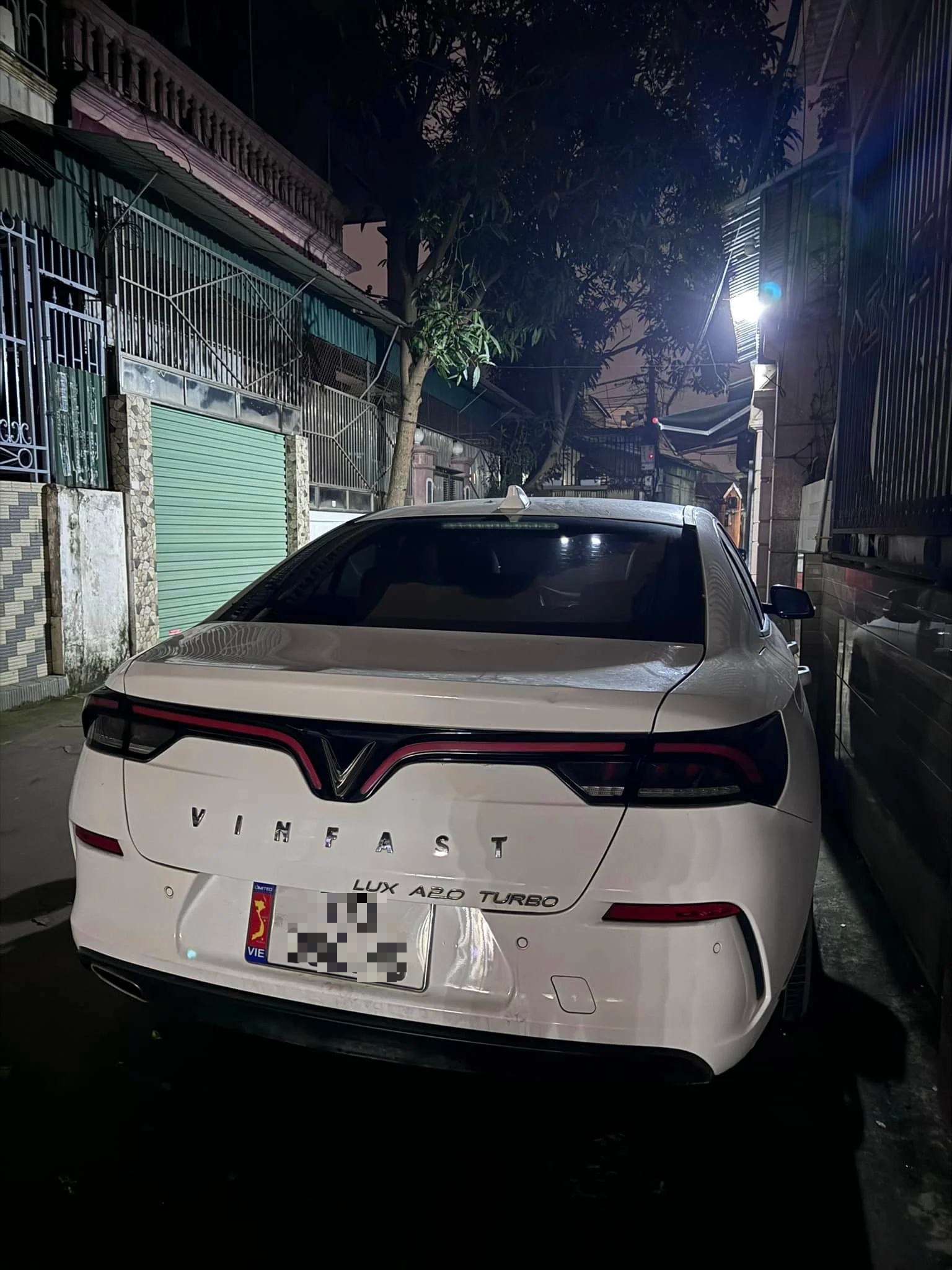 Mua VinFast Lux A2.0 từng phải bỏ ra hơn 1,3 tỷ đồng, nay sang tay giá chỉ ngang mẫu xe 'quốc dân'- Ảnh 11. Mua VinFast Lux A2.0 từng phải bỏ ra hơn 1,3 tỷ đồng, nay sang tay giá chỉ ngang mẫu xe 'quốc dân'- Ảnh 11.