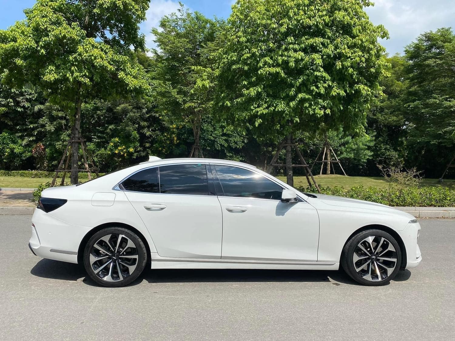 Mua VinFast Lux A2.0 từng phải bỏ ra hơn 1,3 tỷ đồng, nay sang tay giá chỉ ngang mẫu xe 'quốc dân'- Ảnh 7. Mua VinFast Lux A2.0 từng phải bỏ ra hơn 1,3 tỷ đồng, nay sang tay giá chỉ ngang mẫu xe 'quốc dân'- Ảnh 7.