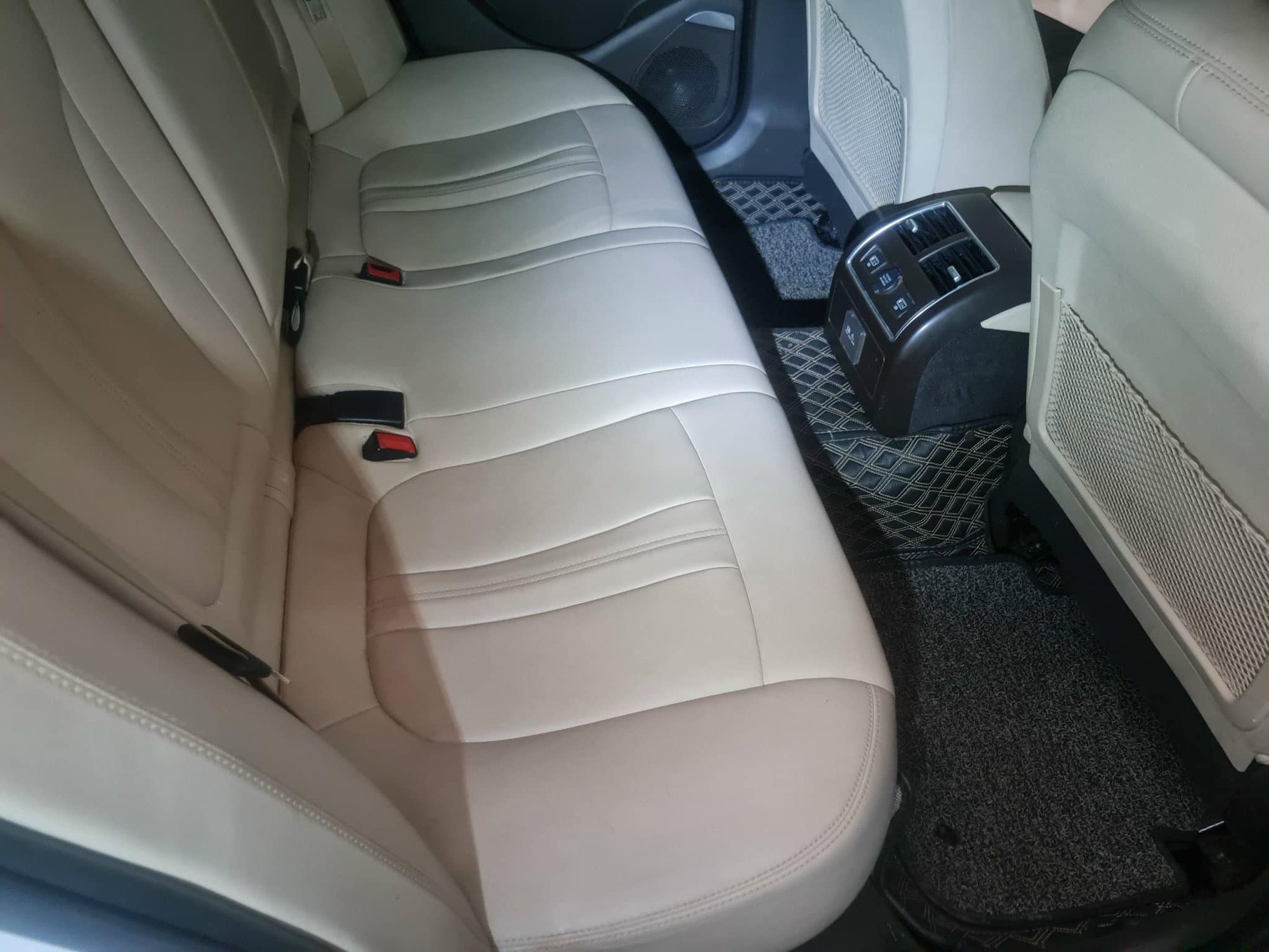 Mua VinFast Lux A2.0 từng phải bỏ ra hơn 1,3 tỷ đồng, nay sang tay giá chỉ ngang mẫu xe 'quốc dân'- Ảnh 9. Mua VinFast Lux A2.0 từng phải bỏ ra hơn 1,3 tỷ đồng, nay sang tay giá chỉ ngang mẫu xe 'quốc dân'- Ảnh 9.