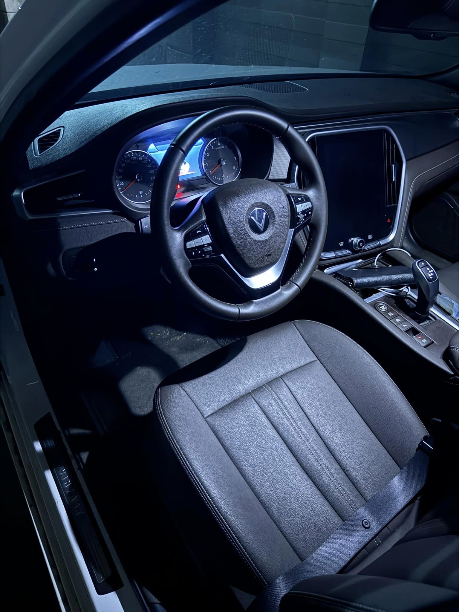 Mua VinFast Lux A2.0 từng phải bỏ ra hơn 1,3 tỷ đồng, nay sang tay giá chỉ ngang mẫu xe 'quốc dân'- Ảnh 12. Mua VinFast Lux A2.0 từng phải bỏ ra hơn 1,3 tỷ đồng, nay sang tay giá chỉ ngang mẫu xe 'quốc dân'- Ảnh 12.