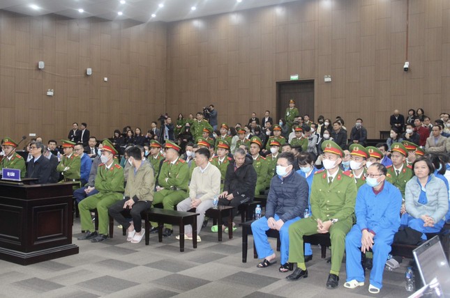 Hàng loạt cựu quan chức 'nhúng chàm' vụ Việt Á khai gì trước tòa về cáo buộc Nhận hối lộ tiền tỷ?- Ảnh 9.