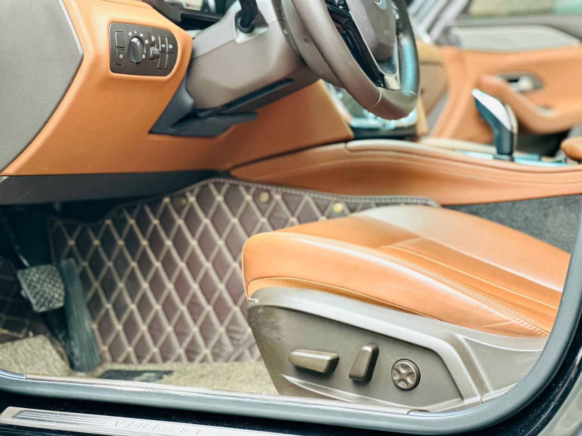 Mua VinFast Lux A2.0 từng phải bỏ ra hơn 1,3 tỷ đồng, nay sang tay giá chỉ ngang mẫu xe 'quốc dân'- Ảnh 30. Mua VinFast Lux A2.0 từng phải bỏ ra hơn 1,3 tỷ đồng, nay sang tay giá chỉ ngang mẫu xe 'quốc dân'- Ảnh 30.