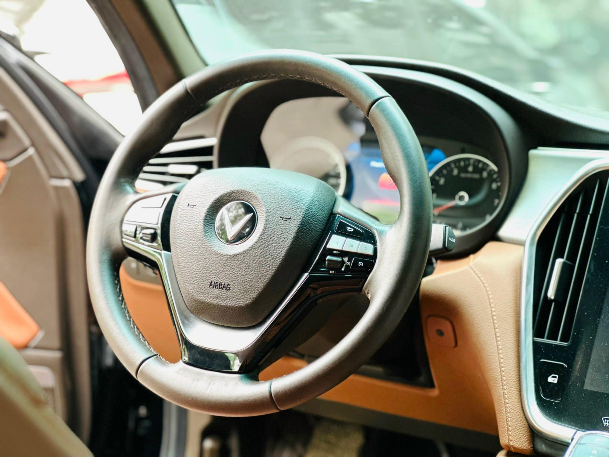 Mua VinFast Lux A2.0 từng phải bỏ ra hơn 1,3 tỷ đồng, nay sang tay giá chỉ ngang mẫu xe 'quốc dân'- Ảnh 27. Mua VinFast Lux A2.0 từng phải bỏ ra hơn 1,3 tỷ đồng, nay sang tay giá chỉ ngang mẫu xe 'quốc dân'- Ảnh 27.