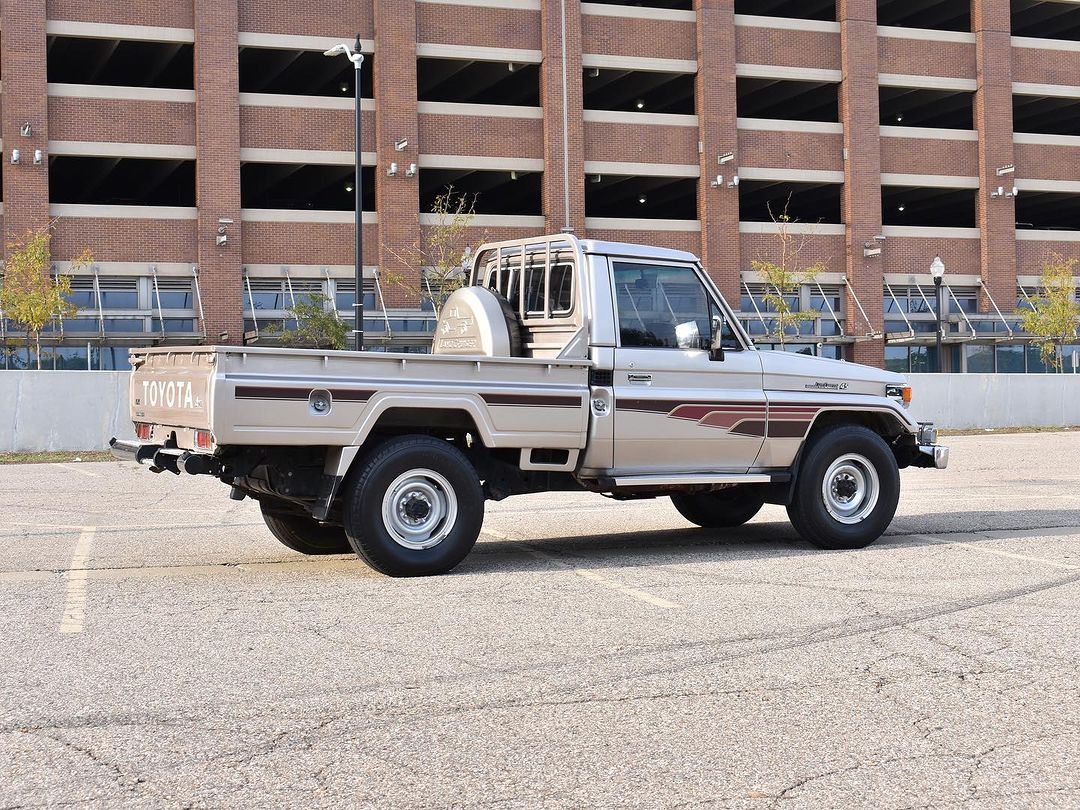 Xứng danh fan cuồng Toyota Land Cruiser: Tậu 2 chiếc mỗi tháng, đến xe đi gần 300.000km cũng không 'tha'- Ảnh 5. Xứng danh fan cuồng Toyota Land Cruiser: Tậu 2 chiếc mỗi tháng, đến xe đi gần 300.000km cũng không 'tha'- Ảnh 5.