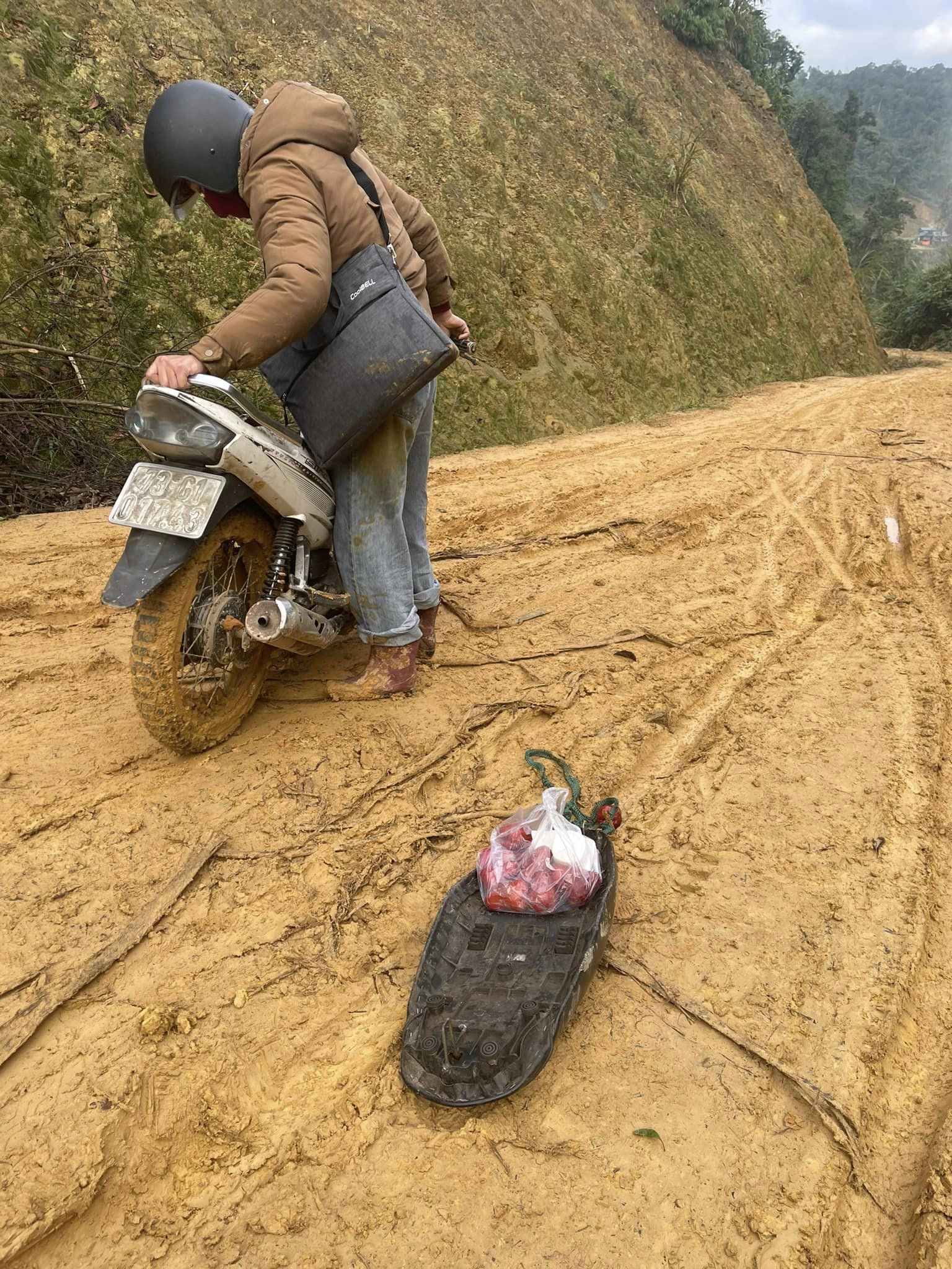 Cô giáo gặp sự cố trên đường, "lời nhờ vả" tạo nên khoảnh khắc đáng nhớ trên mạng xã hội- Ảnh 3.