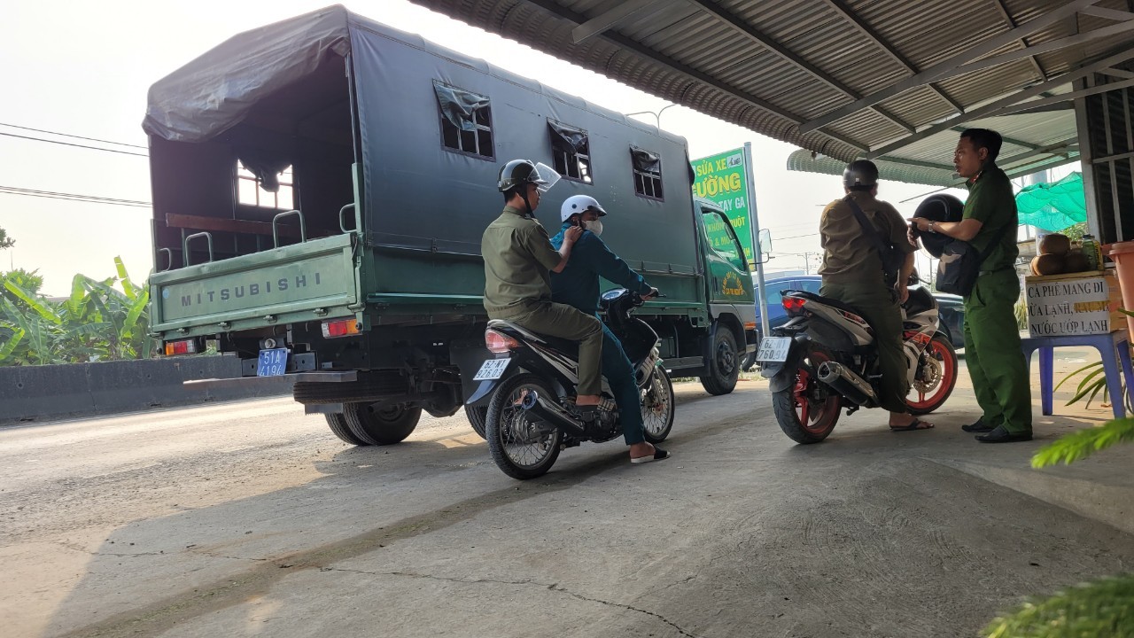 Hàng trăm cảnh sát truy tìm kẻ giết người ở TPHCM: Huy động chó nghiệp vụ, kêu gọi người dân cảnh giác- Ảnh 2. Hàng trăm cảnh sát truy tìm kẻ giết người ở TPHCM: Huy động chó nghiệp vụ, kêu gọi người dân cảnh giác- Ảnh 2.