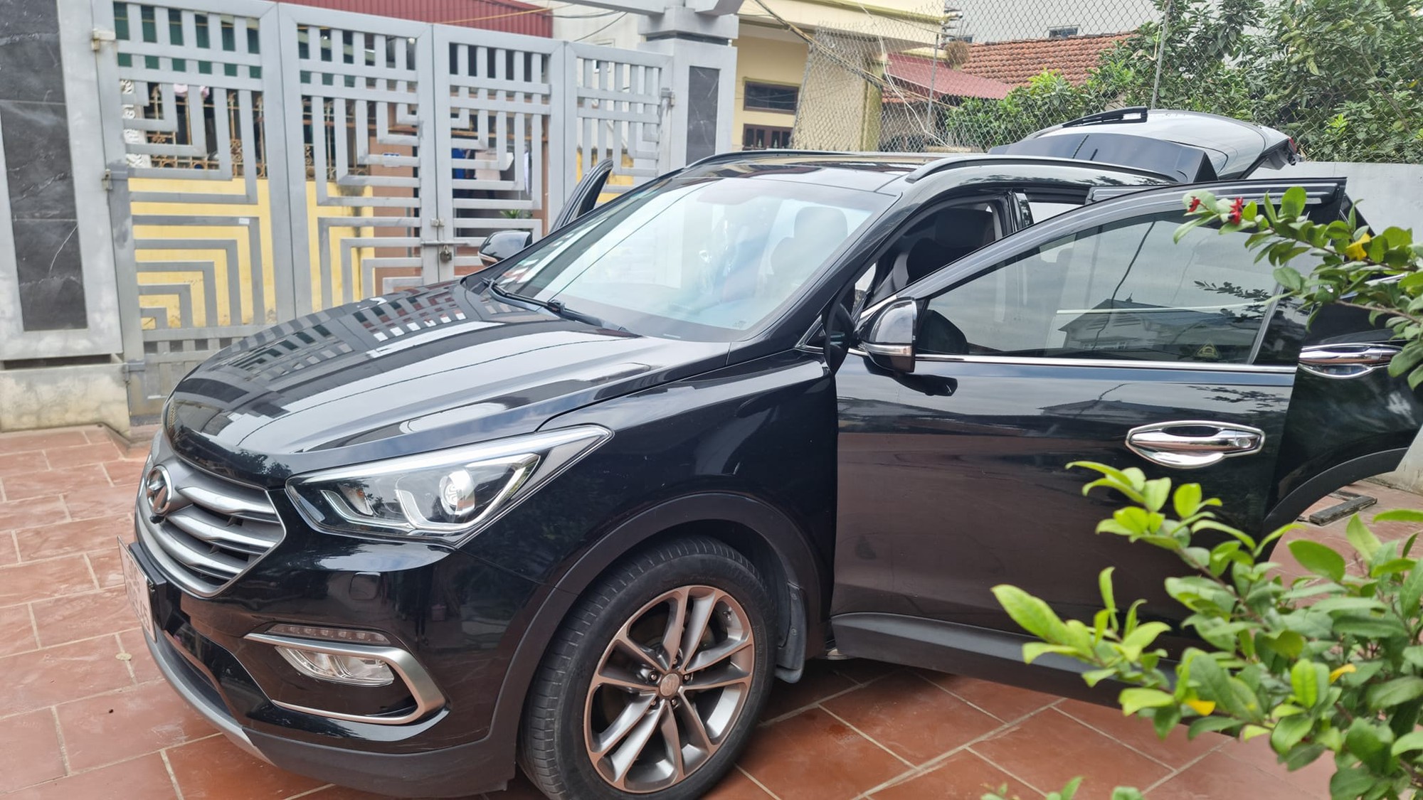 Từng tốn 1,4 tỷ ra biển cho xe gia đình trong mơ', nay mua lại Hyundai Santa Fe cần bao nhiêu tiền?- Ảnh 26. Từng tốn 1,4 tỷ ra biển cho xe gia đình trong mơ', nay mua lại Hyundai Santa Fe cần bao nhiêu tiền?- Ảnh 26.