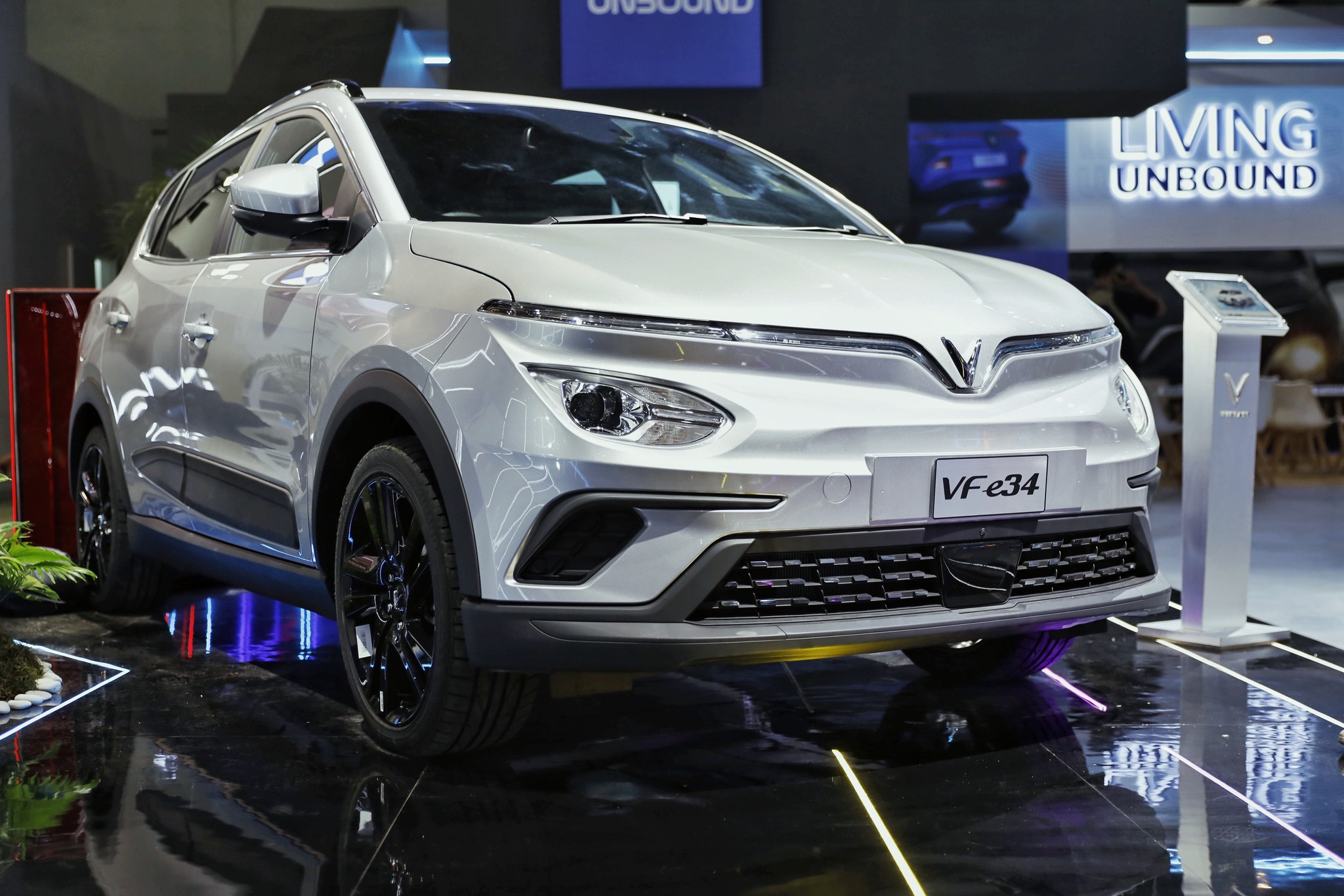 Chân dung VF 5 - mẫu xe VinFast Tổng thống Indonesia đặt bút ký lên nắp capo: Đây là thứ 'uy lực' nhất!- Ảnh 8. Chân dung VF 5 - mẫu xe VinFast Tổng thống Indonesia đặt bút ký lên nắp capo: Đây là thứ 'uy lực' nhất!- Ảnh 8.