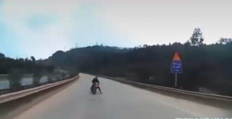 Vụ 4 thanh thiếu niên tử vong trên cao tốc Lào Cai: Mẹ quên khóa xe ở nhà, con tự ý lấy đi chơi- Ảnh 1. Vụ 4 thanh thiếu niên tử vong trên cao tốc Lào Cai: Mẹ quên khóa xe ở nhà, con tự ý lấy đi chơi- Ảnh 1.