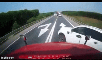 Từ vụ tai nạn thảm khốc khiến 3 mẹ con tử vong: Làm sao để tài xế không vi phạm và cao tốc an toàn hơn?- Ảnh 4. Từ vụ tai nạn thảm khốc khiến 3 mẹ con tử vong: Làm sao để tài xế không vi phạm và cao tốc an toàn hơn?- Ảnh 4.