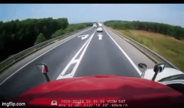 Tai nạn cao tốc Cam Lộ - La Sơn khiến 3 mẹ con tử vong: Tranh cãi tài xế phạm lỗi Tai nạn cao tốc Cam Lộ - La Sơn khiến 3 mẹ con tử vong: Tranh cãi tài xế phạm lỗi