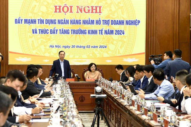 Ngân hàng kêu khó: Tiền vào dồi dào nhưng ít người vay, dù đã giảm lãi suất cho vay- Ảnh 1. Ngân hàng kêu khó: Tiền vào dồi dào nhưng ít người vay, dù đã giảm lãi suất cho vay- Ảnh 1.
