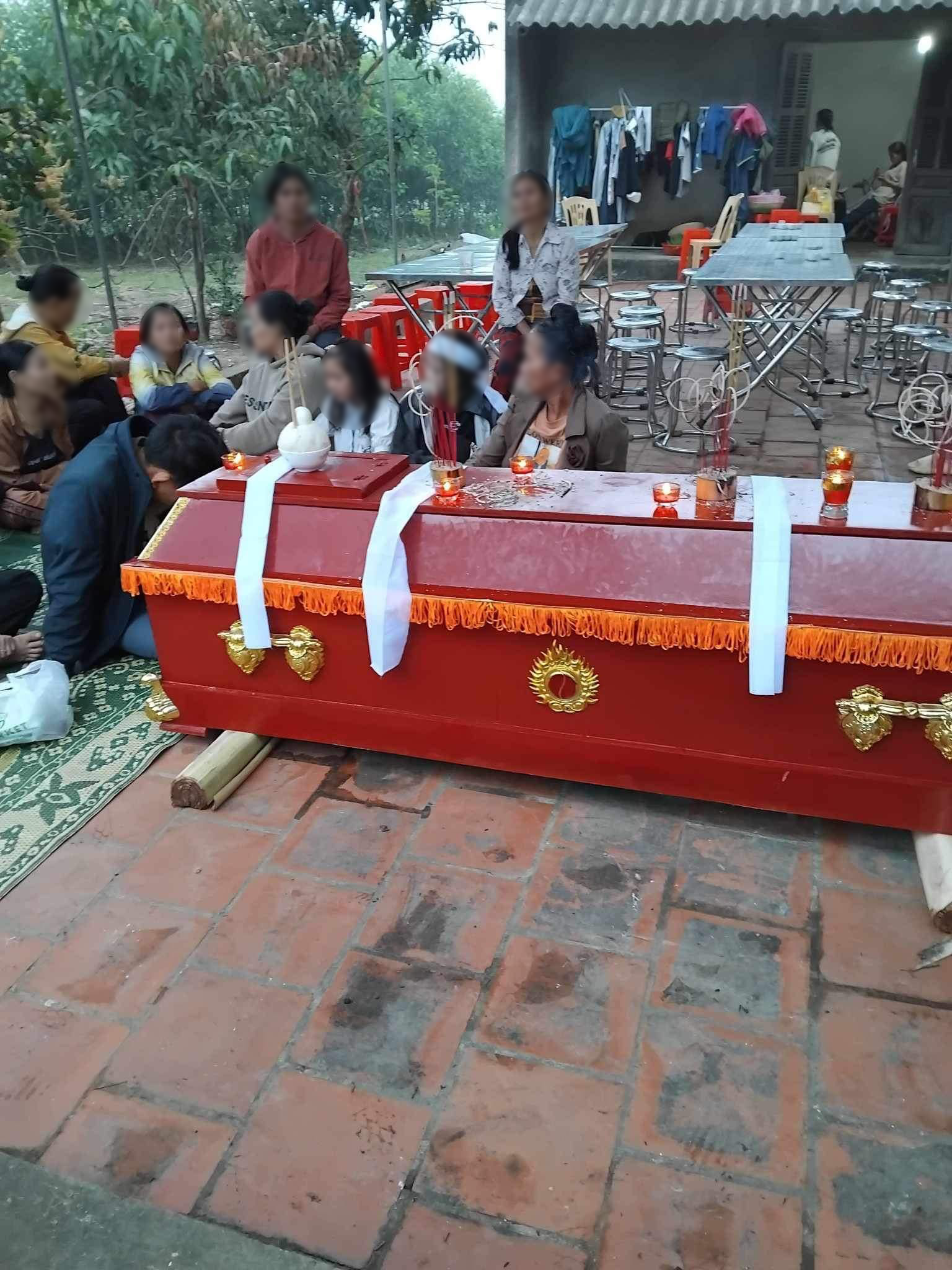 Tang lễ đẫm nước mắt tiễn đưa cô gái 21 tuổi bị sát hại, người nhà kêu gọi quyên góp lo hậu sự- Ảnh 1.