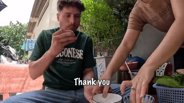 Khách Tây trầm trồ trước một món bình dân làm từ bánh mỳ, nhận xét Khách Tây trầm trồ trước một món bình dân làm từ bánh mỳ, nhận xét