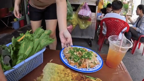 Khách Tây trầm trồ trước một món bình dân làm từ bánh mỳ, nhận xét Khách Tây trầm trồ trước một món bình dân làm từ bánh mỳ, nhận xét