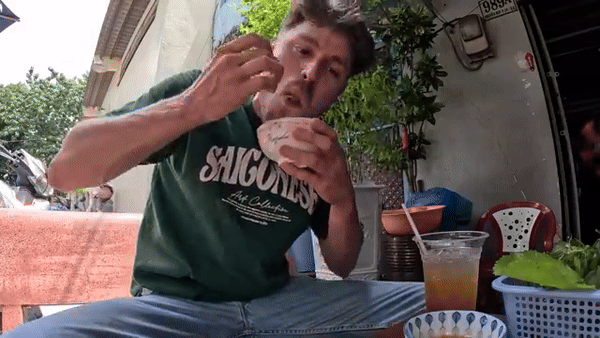 Khách Tây trầm trồ trước một món bình dân làm từ bánh mỳ, nhận xét Khách Tây trầm trồ trước một món bình dân làm từ bánh mỳ, nhận xét