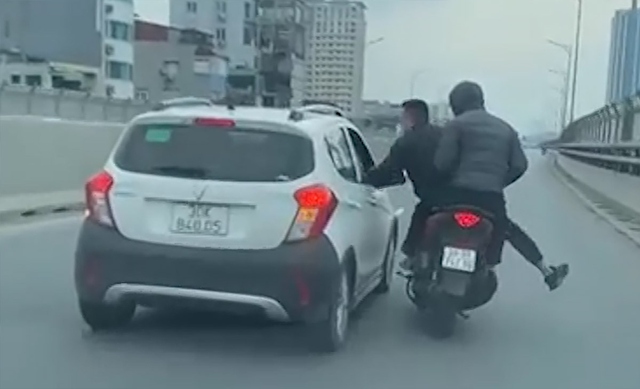 Đánh lại 2 người đi SH, tạt đầu ở đường trên cao, tài xế ô tô có phạm tội?- Ảnh 2. Đánh lại 2 người đi SH, tạt đầu ở đường trên cao, tài xế ô tô có phạm tội?- Ảnh 2.