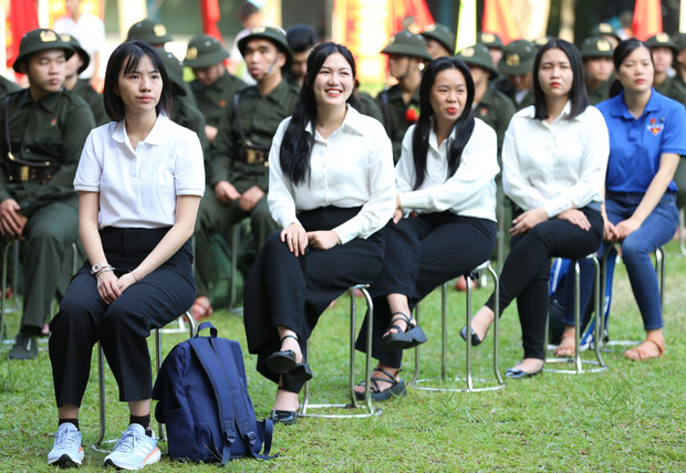 Danh tính nữ tân binh xinh đẹp, da trắng “phát sáng”, nụ cười rạng rỡ nổi bật ngày lên đường nhập ngũ- Ảnh 4.