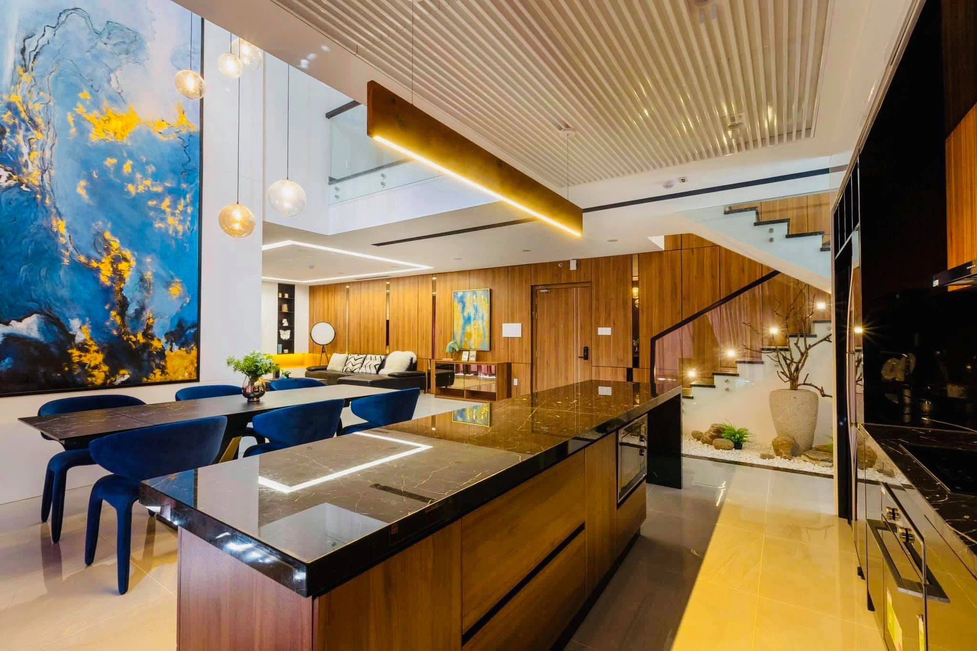 Hoa hậu Việt thầm lặng nuôi con một mình, ở penthouse triệu đô, tuổi 37 giờ thế nào?- Ảnh 5. Hoa hậu Việt thầm lặng nuôi con một mình, ở penthouse triệu đô, tuổi 37 giờ thế nào?- Ảnh 5.