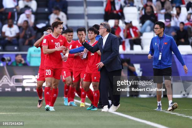 Báo Trung Quốc bất ngờ ca ngợi tuyển Việt Nam, dùng thầy trò HLV Troussier để “dìm” đội nhà- Ảnh 2.