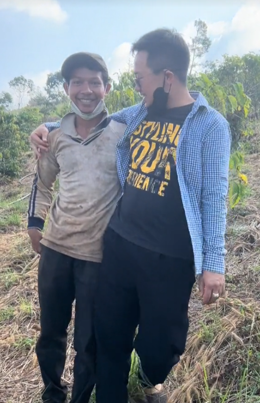 Chủ xe ô tô tìm gặp ông bố Ê đê sau hơn 1 tuần xảy ra sự cố tai nạn, đem theo một bất ngờ lớn- Ảnh 3. Chủ xe ô tô tìm gặp ông bố Ê đê sau hơn 1 tuần xảy ra sự cố tai nạn, đem theo một bất ngờ lớn- Ảnh 3.