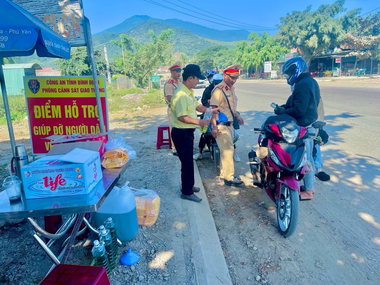 Ấm lòng những bao lì xì, bánh chưng được lực lượng CSGT tiếp sức cho người dân về quê ăn Tết- Ảnh 4.