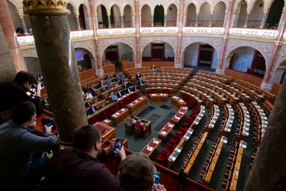 Hungary họp khẩn vụ đưa Thụy Điển vào NATO: Đảng của ông Orbán tẩy chay, Đại sứ Mỹ thất vọng ra về- Ảnh 1.