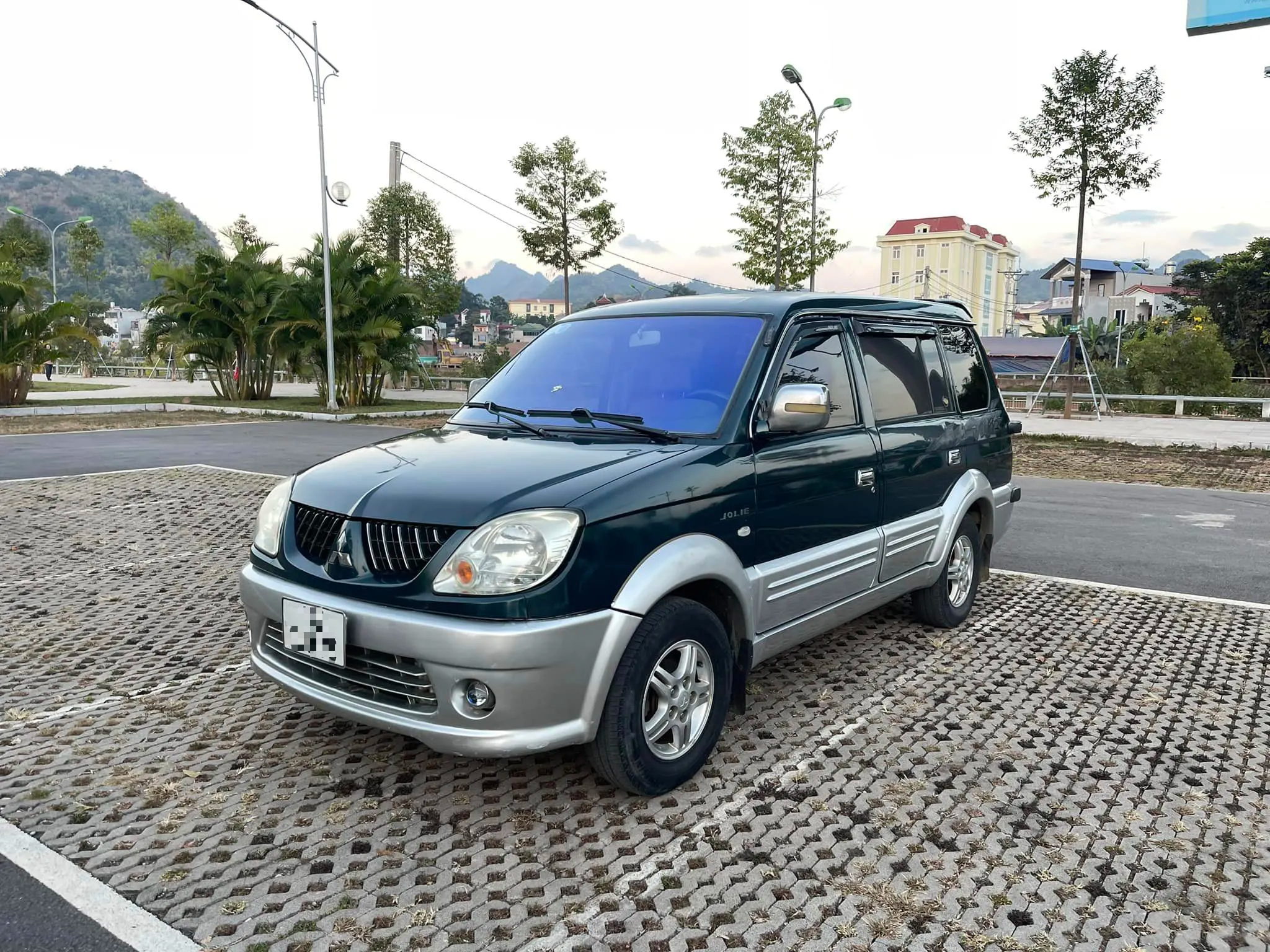 Mitsubishi Jolie 30 tuổi rao bán giá khó tin, dân mạng: 