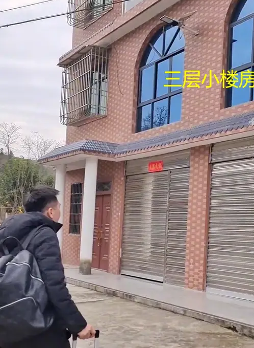 Đưa vợ con về quê ăn Tết, con trai đợi mẹ ra mở cổng như mọi năm rồi bật khóc khi thấy cảnh này- Ảnh 1. Đưa vợ con về quê ăn Tết, con trai đợi mẹ ra mở cổng như mọi năm rồi bật khóc khi thấy cảnh này- Ảnh 1.