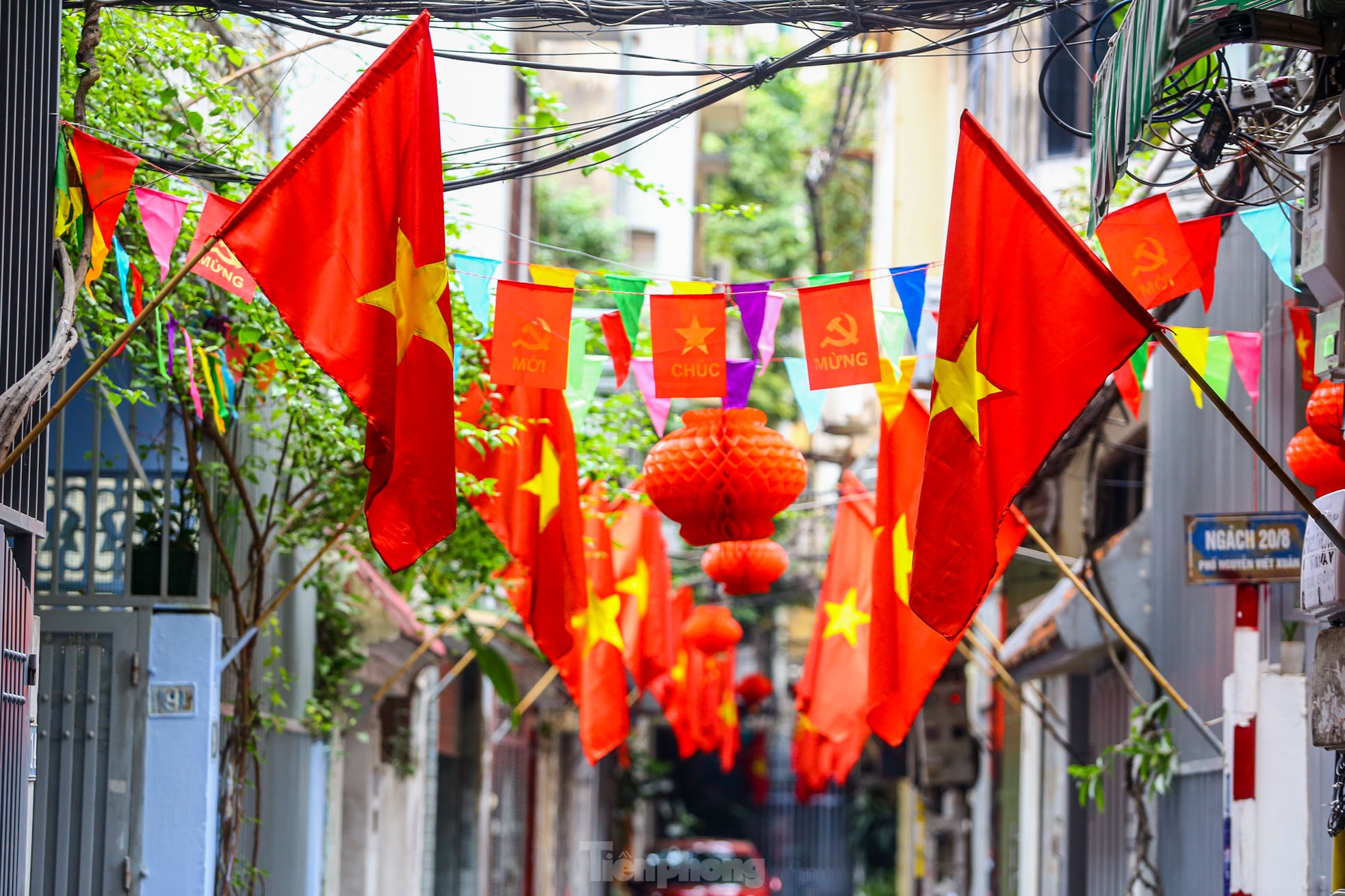 Tặng cờ Tổ quốc cho hơn 2,2 triệu hộ dân: Hình ảnh tự hào chưa từng có sẽ xuất hiện ở Hà Nội vào dịp 10/10- Ảnh 1. Tặng cờ Tổ quốc cho hơn 2,2 triệu hộ dân: Hình ảnh tự hào chưa từng có sẽ xuất hiện ở Hà Nội vào dịp 10/10- Ảnh 1.