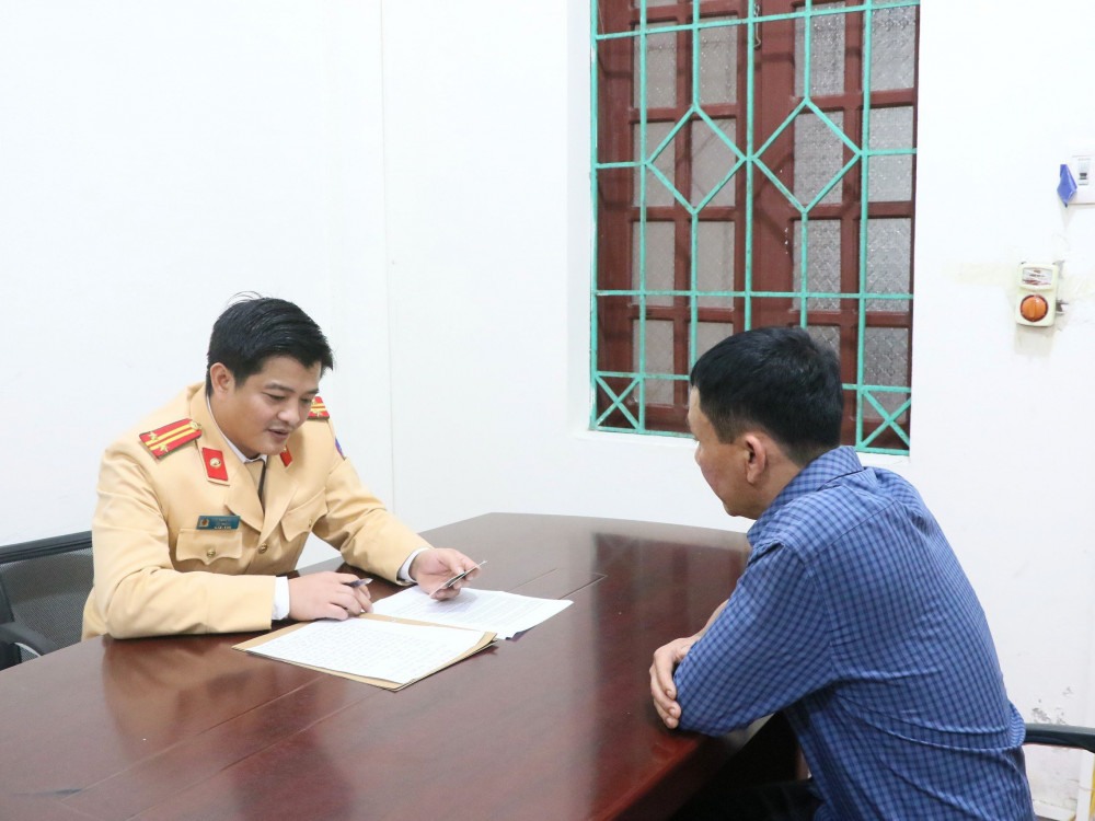 Xử phạt lái xe biển xanh lắp đèn, còi ưu tiên đón người nhà lãnh đạo ở sân bay Vinh- Ảnh 1. Xử phạt lái xe biển xanh lắp đèn, còi ưu tiên đón người nhà lãnh đạo ở sân bay Vinh- Ảnh 1.