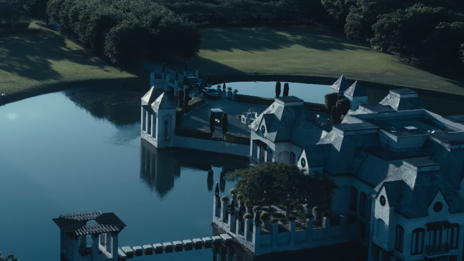 VinFast VF 8 bỗng xuất hiện trong MV của ca sĩ 51 triệu lượt theo dõi: Chuẩn 'ông trùm' được G 63 hộ tống- Ảnh 1. VinFast VF 8 bỗng xuất hiện trong MV của ca sĩ 51 triệu lượt theo dõi: Chuẩn 'ông trùm' được G 63 hộ tống- Ảnh 1.