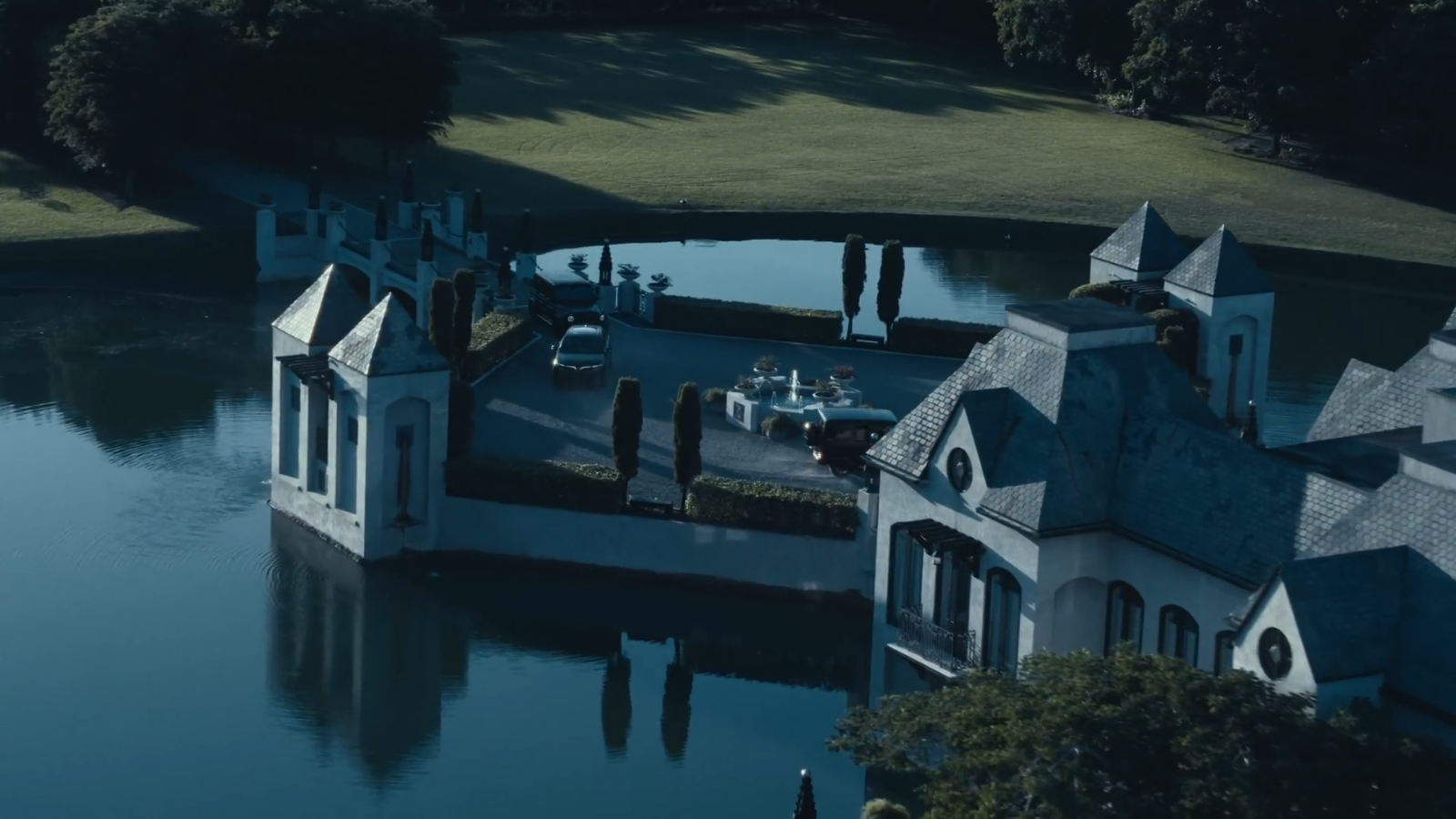 VinFast VF 8 bỗng xuất hiện trong MV của ca sĩ 51 triệu lượt theo dõi: Chuẩn 'ông trùm' được G 63 hộ tống- Ảnh 2. VinFast VF 8 bỗng xuất hiện trong MV của ca sĩ 51 triệu lượt theo dõi: Chuẩn 'ông trùm' được G 63 hộ tống- Ảnh 2.