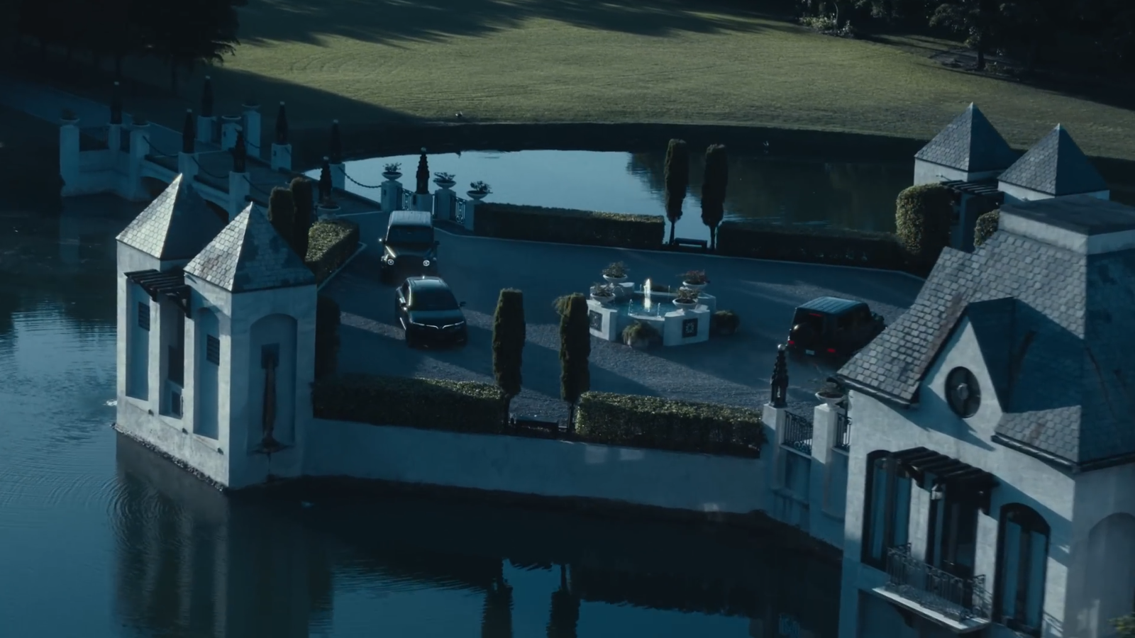 VinFast VF 8 bỗng xuất hiện trong MV của ca sĩ 51 triệu lượt theo dõi: Chuẩn 'ông trùm' được G 63 hộ tống- Ảnh 3. VinFast VF 8 bỗng xuất hiện trong MV của ca sĩ 51 triệu lượt theo dõi: Chuẩn 'ông trùm' được G 63 hộ tống- Ảnh 3.