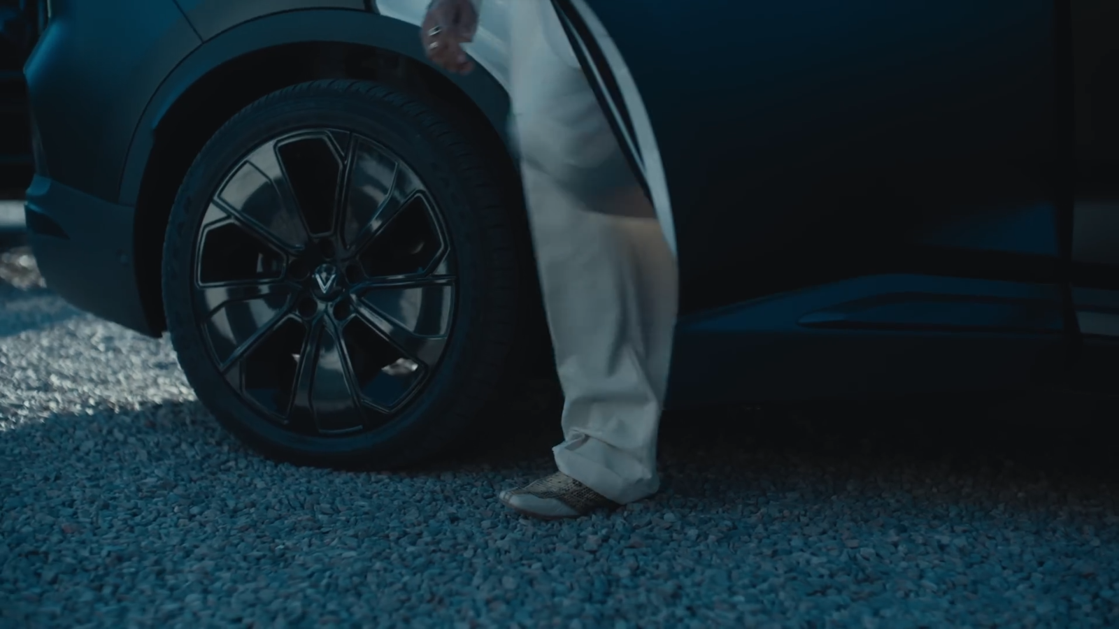 VinFast VF 8 bỗng xuất hiện trong MV của ca sĩ 51 triệu lượt theo dõi: Chuẩn 'ông trùm' được G 63 hộ tống- Ảnh 5. VinFast VF 8 bỗng xuất hiện trong MV của ca sĩ 51 triệu lượt theo dõi: Chuẩn 'ông trùm' được G 63 hộ tống- Ảnh 5.