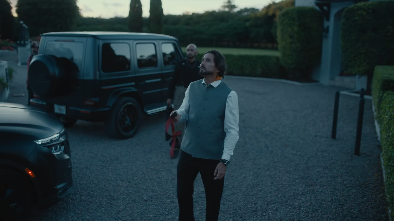 VinFast VF 8 bỗng xuất hiện trong MV của ca sĩ 51 triệu lượt theo dõi: Chuẩn 'ông trùm' được G 63 hộ tống- Ảnh 7. VinFast VF 8 bỗng xuất hiện trong MV của ca sĩ 51 triệu lượt theo dõi: Chuẩn 'ông trùm' được G 63 hộ tống- Ảnh 7.