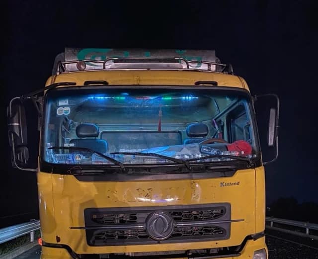 Hiện trường vụ tai nạn trên cao tốc Cam Lộ - La Sơn khiến 2 vợ chồng trẻ tử vong, 9 người bị thương- Ảnh 3. Hiện trường vụ tai nạn trên cao tốc Cam Lộ - La Sơn khiến 2 vợ chồng trẻ tử vong, 9 người bị thương- Ảnh 3.