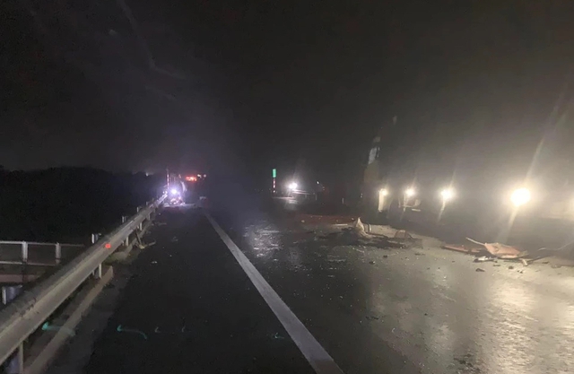 Hiện trường vụ tai nạn trên cao tốc Cam Lộ - La Sơn khiến 2 vợ chồng trẻ tử vong, 9 người bị thương- Ảnh 5. Hiện trường vụ tai nạn trên cao tốc Cam Lộ - La Sơn khiến 2 vợ chồng trẻ tử vong, 9 người bị thương- Ảnh 5.