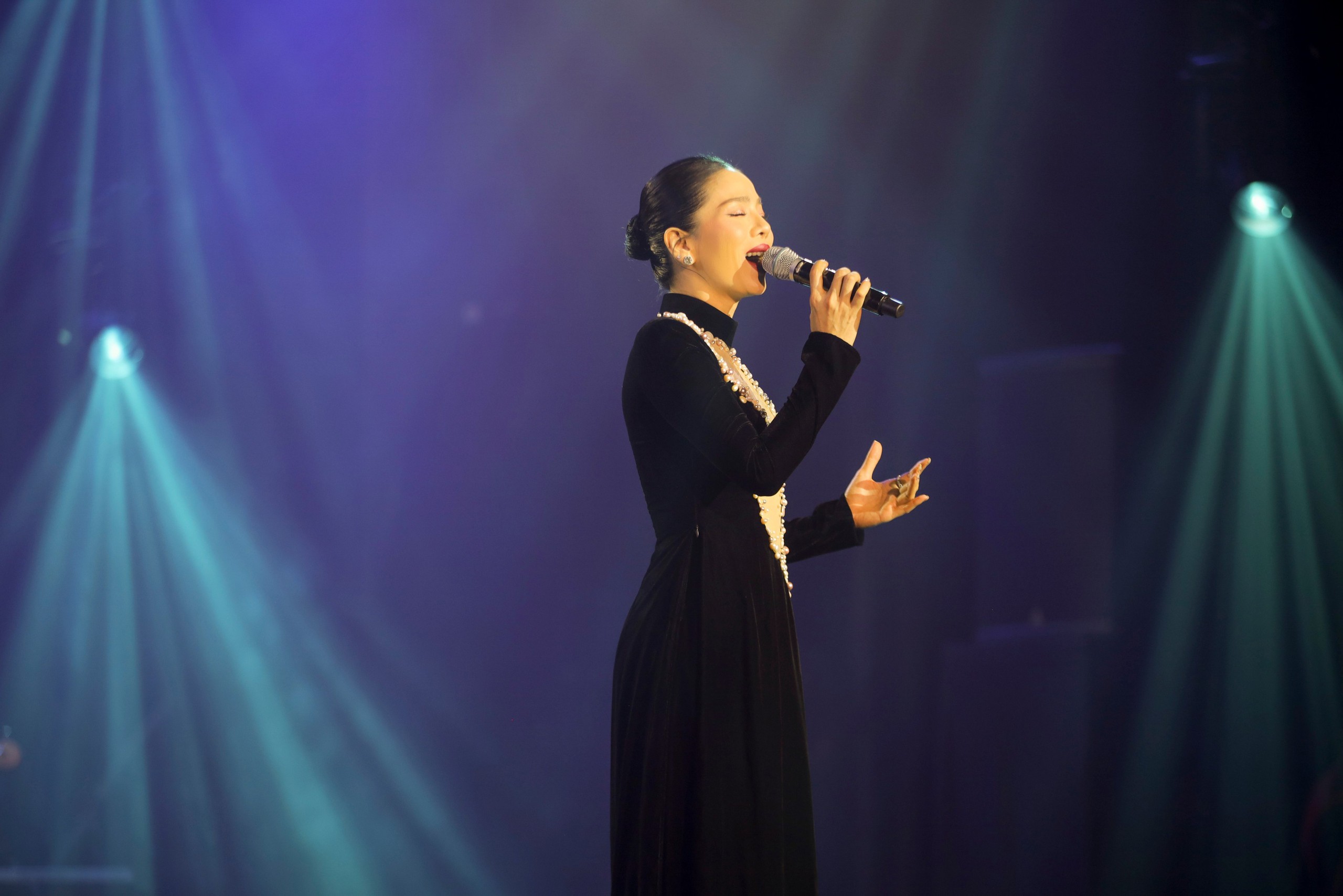 Đêm nhạc Lam Phương: Tràn ngập hơi thở mới, dàn ca sĩ thăng hoa, xúc động chia sẻ về lần gặp cố nhạc sĩ - Ảnh 4. Đêm nhạc Lam Phương: Tràn ngập hơi thở mới, dàn ca sĩ thăng hoa, xúc động chia sẻ về lần gặp cố nhạc sĩ - Ảnh 4.