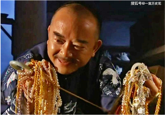 Quan lại kêu không thấy gì ở nhà Hòa Thân, Gia Khánh nói 2 từ: Lập tức tìm được hàng nghìn triệu lạng bạc- Ảnh 3.